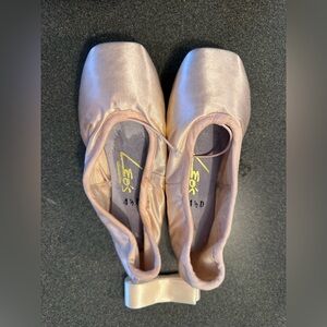 New Leo’s pointe ballet shoes size 4 1/2 D 4.5D